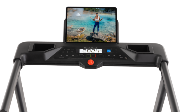Imagem da esteira Nordictrack T5 com um tablet exibindo um homem correndo à beira de um lago.